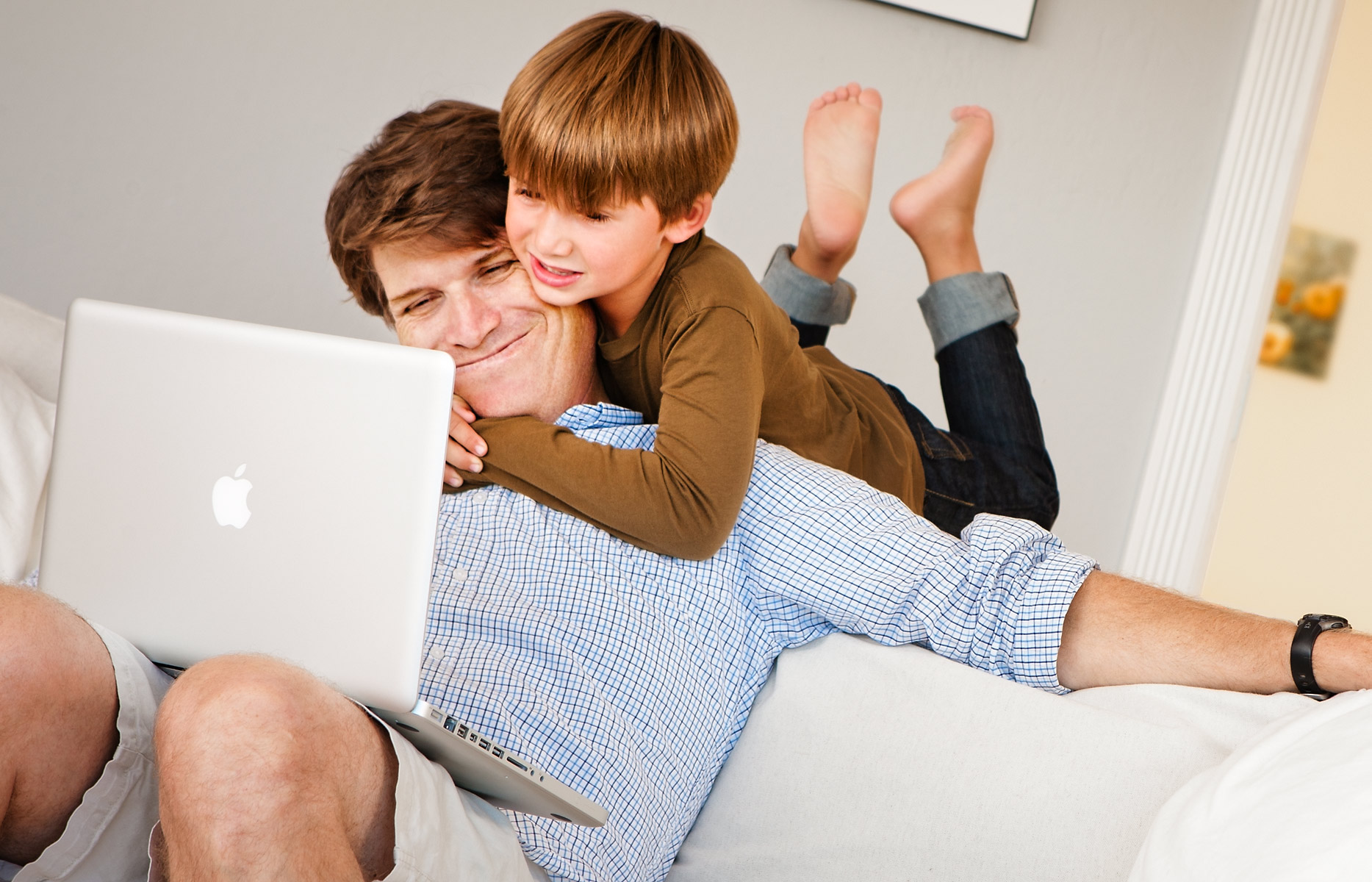 kiwi_crate_kid_and_dad_with_laptop_on_couch